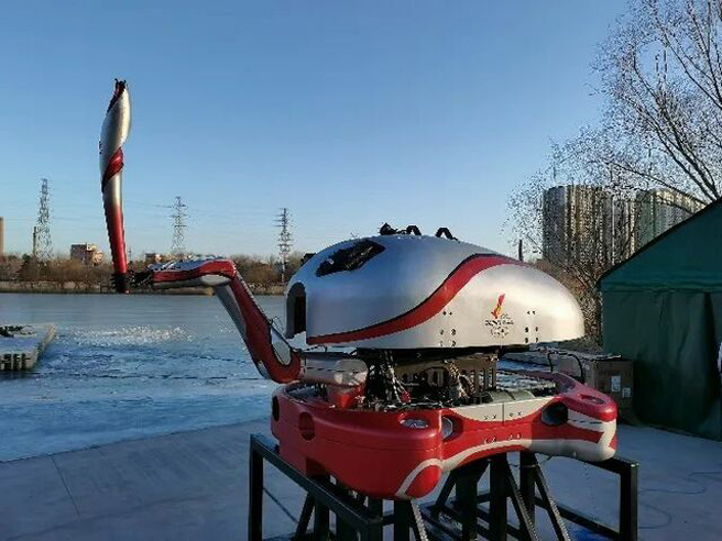 ?；褐W運史上首次機器人水下火炬接力