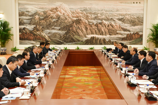 李凡榮拜會(huì )中國石油董事長(cháng)戴厚良