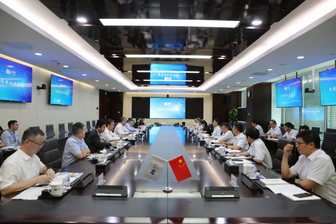 李凡榮會(huì )見(jiàn)東方電氣集團董事長(cháng)俞培根